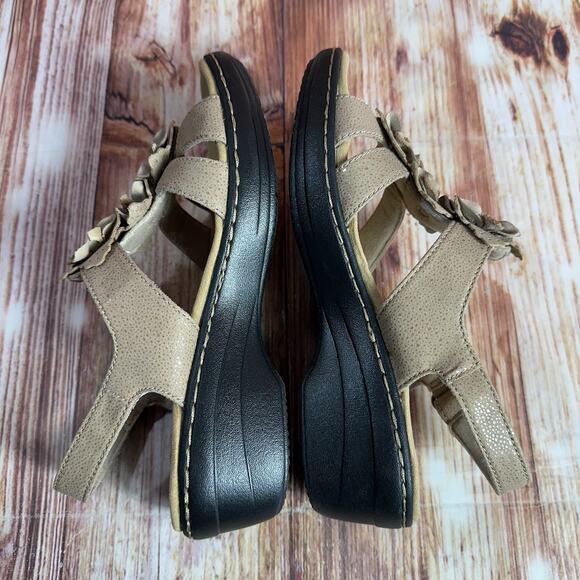 Clarks MERLIAH SHERYL Size 6 Tan Suede Floral Ankle Strap Sandals Open Toe Shoes - Picture 7 of 11